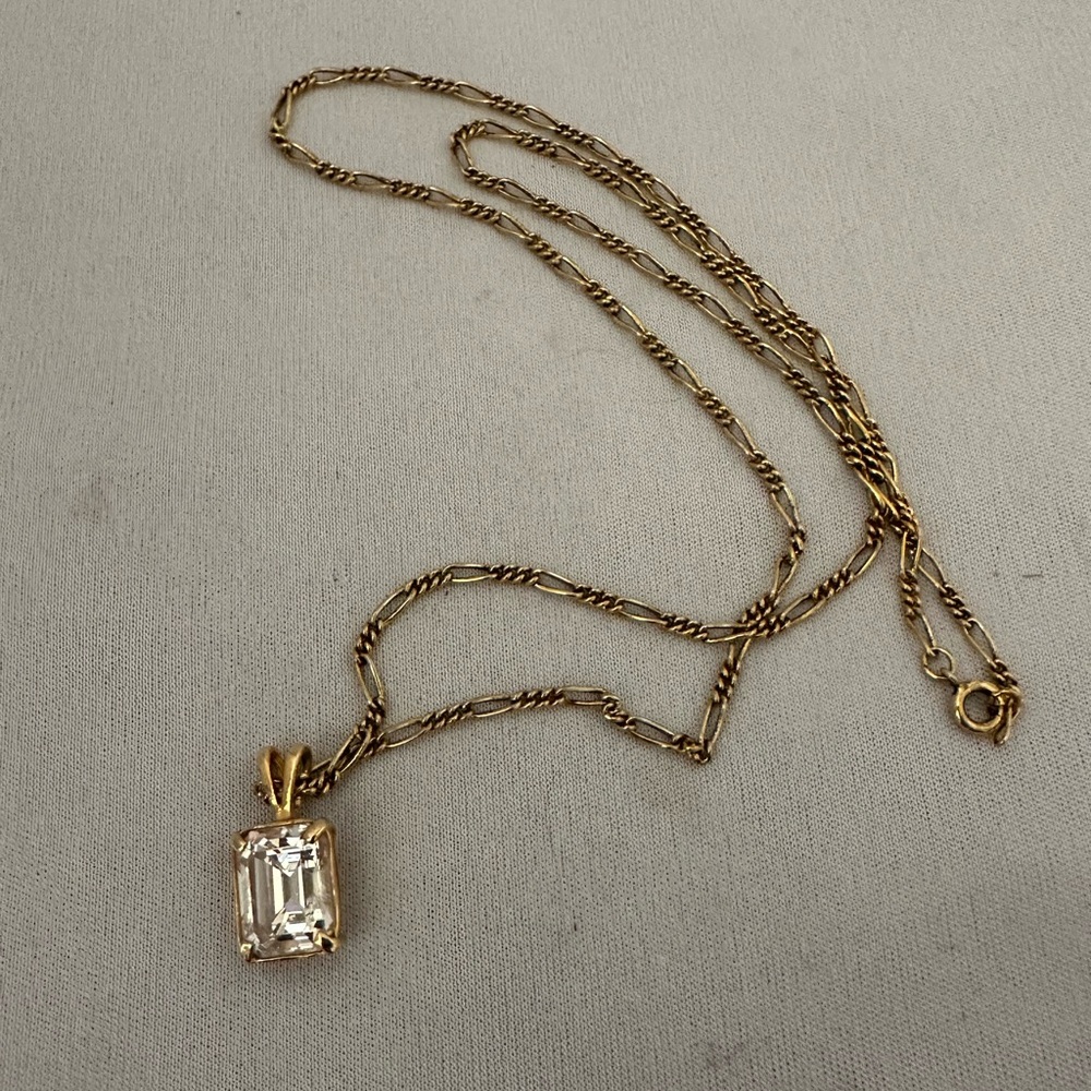 Gold tone pendant with emerald cut clear crystal on a gold tone figaro chain - Picture 3 of 4
